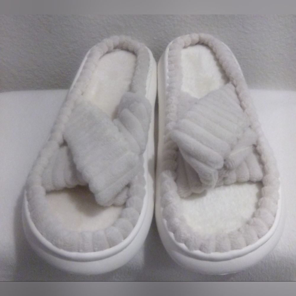 New Women’s Gray Plush Quilted Slippers Size 11-12